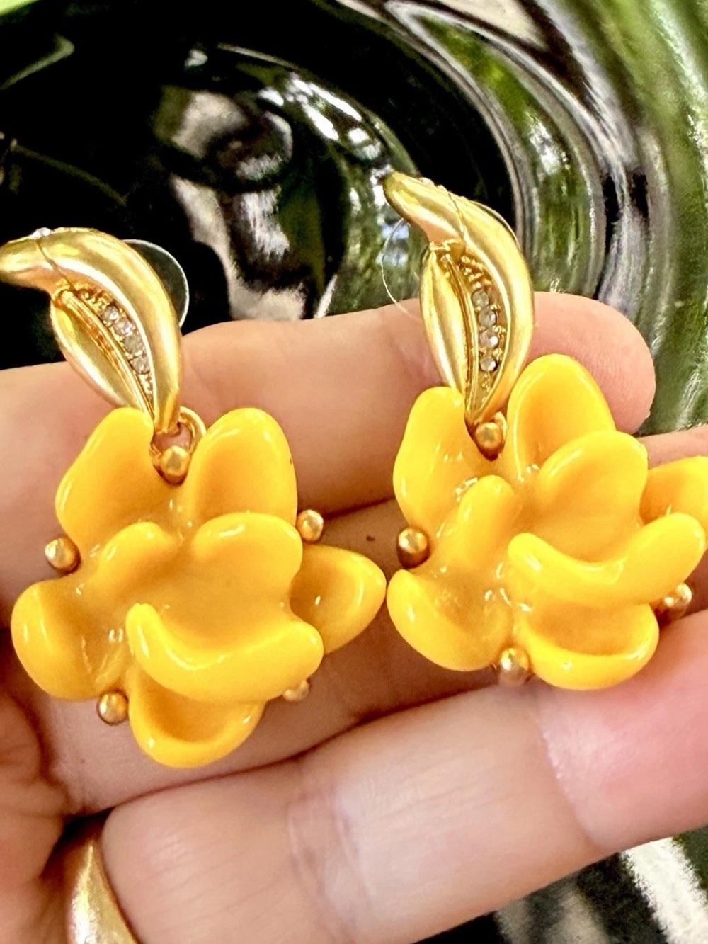 Oscar de la Renta Resin Flower Necklace w/ Earrings SET - Creamy Yellow/Gold - Picture 13 of 14